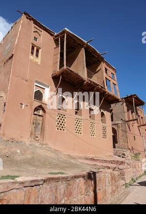 Villaggio tradizionale di 1500 anni di case di mattoni rossi di fango, Abyaneh, Iran, Medio Oriente Foto Stock