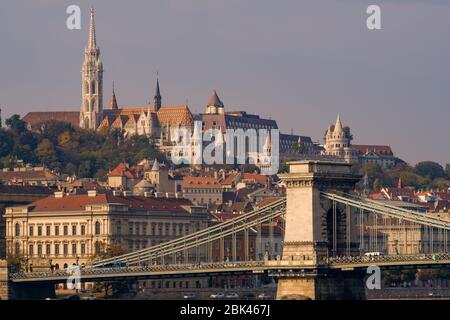 Ponte delle catene Szechenyi sul Danubio e quartiere del Castello di Buda con la Chiesa di Mattia e il Bastione dei pescatori di`s a Budapest, Ungheria Foto Stock