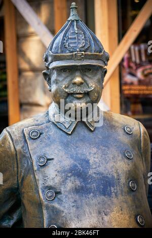 La statua del poliziotto grasso in via Zryinyi, Budapest. Strofinare lo stomaco del poliziotto grasso si dice portare buona fortuna, particolarmente innamorato Foto Stock