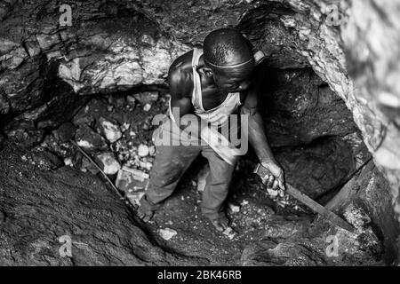 Estrazione illegale artigianale in Uganda Foto Stock