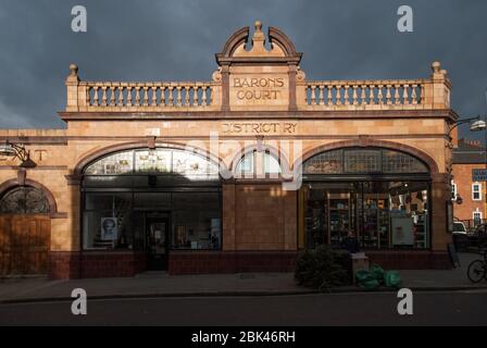 Architettura del 1900 Terracotta Stone Barons Court metropolitana Station, Hammersmith, Londra W14 9EA by Harry Ford Foto Stock