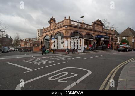 Architettura del 1900 Terracotta Stone Barons Court metropolitana Station, Hammersmith, Londra W14 9EA by Harry Ford Foto Stock