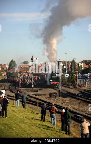 Il 'sir Keith Park' parte dalla stazione di Kidderminster con un treno per Bridgnorth. Foto Stock