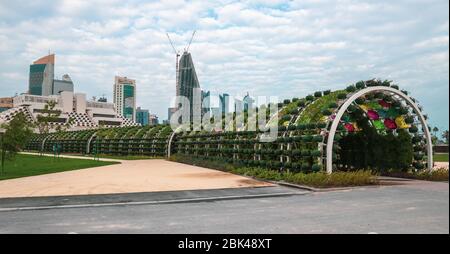 Doha, Qatar - Nov 20. 2019. Paesaggio urbano con parco dell'ombrello Foto Stock