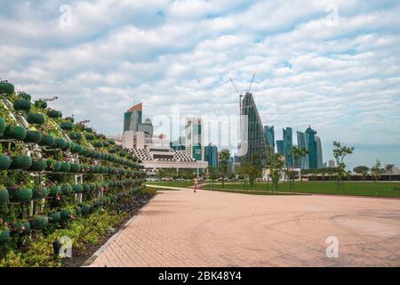 Doha, Qatar - Nov 20. 2019. Paesaggio urbano con parco dell'ombrello Foto Stock