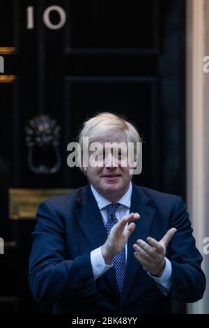 Londra, Regno Unito. 30 Aprile 2020. Londra, Regno Unito. 30 Aprile 2020. Il primo ministro britannico Boris Johnson partecipa a questa settimana 'Clap for Our Carers' sui gradini di No.10 Downing Street in una settimana che la sua fidanzata Carrie Symonds ha dato alla luce il loro figlio in un ospedale di Londra NHS. 30 aprile 2020. Downing Street, Londra, Regno Unito Credit: Jeff Gilbert/Alamy Live News Foto Stock