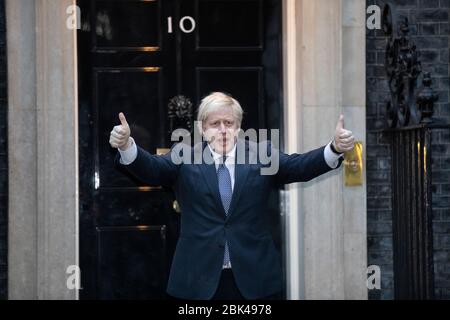 Londra, Regno Unito. 30 Aprile 2020. Londra, Regno Unito. 30 Aprile 2020. Il primo ministro britannico Boris Johnson partecipa a questa settimana 'Clap for Our Carers' sui gradini di No.10 Downing Street in una settimana che la sua fidanzata Carrie Symonds ha dato alla luce il loro figlio in un ospedale di Londra NHS. 30 aprile 2020. Downing Street, Londra, Regno Unito Credit: Jeff Gilbert/Alamy Live News Foto Stock