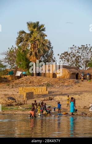 Donne che fanno lavanderia sulla riva del fiume Bani a Mopti in Mali, Africa occidentale. Foto Stock