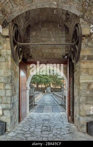 Dawbridge con il sistema di carrucole del XIX secolo nella Ciudadela di Jaca, una fortificazione militare a Huesca, Aragona, Spagna, Europa Foto Stock