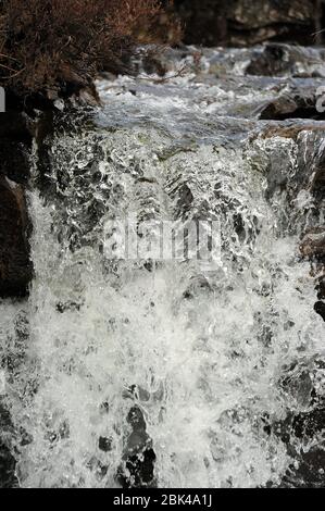 Piccola cascata su Nant y Llyn, vicino a Llyn y Fan Fawr. Foto Stock