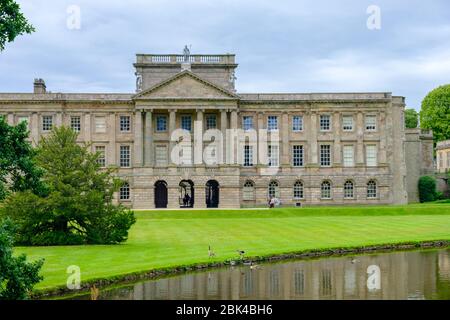 Stockport, Regno Unito - 21 Luglio 2019: Lyme Hall inglese storica dimora signorile e parcheggiare nel Cheshire, UK con gente che si diverte in gar Foto Stock