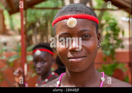 Ritratto di una giovane donna a Natitingou, nel Benin nord-occidentale, Africa occidentale. Foto Stock