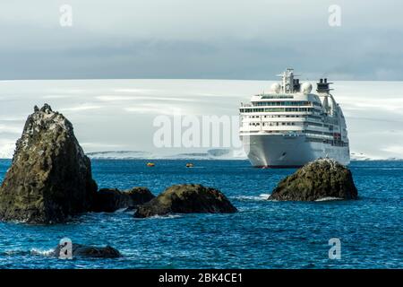 Nave da crociera Seabourn quest presso la stazione di ricerca polacca Arctowski sull'isola di Re Giorgio nel gruppo South Shetland Island, Antartide Foto Stock