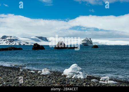 Nave da crociera Seabourn quest presso la stazione di ricerca polacca Arctowski sull'isola di Re Giorgio nel gruppo South Shetland Island, Antartide Foto Stock