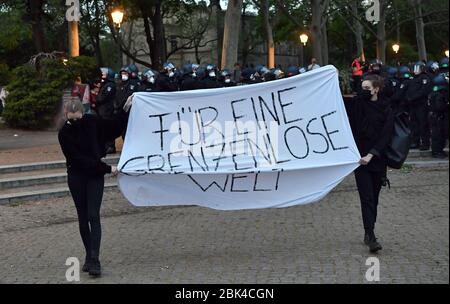 Berlino, Germania. 1 maggio 2020. I dimostranti reggono un banner con l'iscrizione 'per un mondo senza frontiere?. A causa della crisi di Corona e delle restrizioni ai contatti, una dimostrazione a Oranienstraße è stata chiamata via Internet. La protesta dovrebbe sostituire la consueta "dimostrazione rivoluzionaria del giorno di maggio" contro il capitalismo. Credit: Paul Zinken/dpa/Alamy Live News Foto Stock