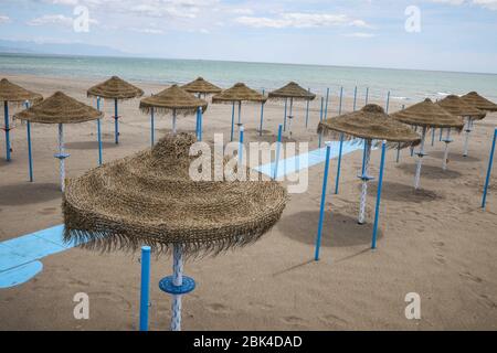 Malaga, Spagna. 1° maggio 2020. Spiagge, bar sulla spiaggia, passeggiata, ristoranti chiusi a Carihuela, Torremolinos vuoti a causa della crisi Coronavirus. Credit: Lorenzo Carnero/ZUMA Wire/Alamy Live News Foto Stock