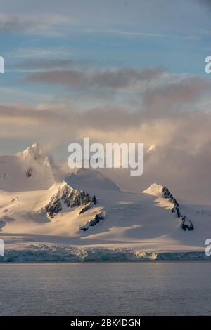 Vista di Livingston Island con le nuvole dal porto di Yankee nelle isole Shetland del Sud al largo della costa dell'Antartide Foto Stock