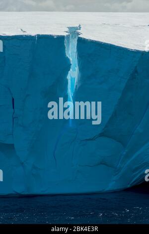 Vista dell'iceberg tabulare nel suono dell'Antartico vicino alla Baia di Hope sulla punta della Penisola Antartica Foto Stock