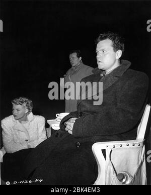 RITA HAYWORTH e ORSON WELLES sul set candid durante le riprese della SIGNORA DA SHANGHAI 1947 regista / sceneggiatura ORSON WELLES basato sul romanzo di Sherwood King Gowns Jean Louis Columbia Pictures Foto Stock