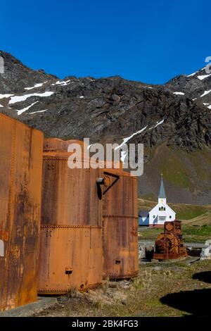 Vista della chiesa ristrutturata dal 1913 presso la stazione di caccia alla balena norvegese a Grytviken sull'isola della Georgia del Sud, Sub-Antartide. Foto Stock