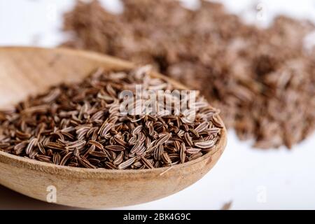 Pila di semi di cumino isolati su sfondo bianco Foto Stock