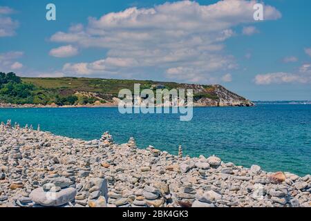 Costa di Camaret-sur-Mer in Francia con un sacco di torri di pietra Foto Stock