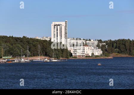 L'area di Kivenlahti a Espoo è un mix di ambiente verde, alti edifici e lungomare. E' prevista la stazione finale del sistema della metropolitana di Helsinki. Foto Stock