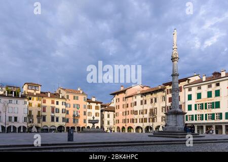 Udine (30 aprile 2020) - veduta al tramonto di Piazza Matteotti, una tipica e antica piazza della città italiana di Udine Foto Stock
