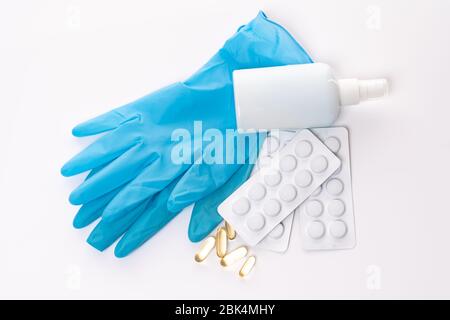 Un set di strumenti per combattere il coronavirus, compresse blisterabili, maschera monouso, antisettico, pillole vasali, vitamine Foto Stock