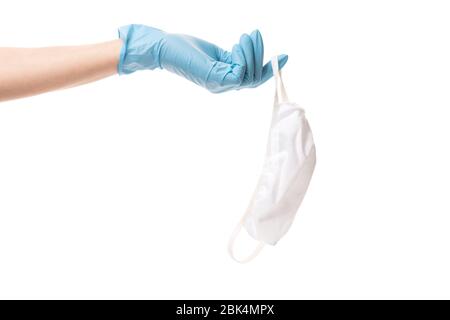 Mano femminile in guanto blu per la maschera medica su un dito isolato su sfondo bianco Foto Stock