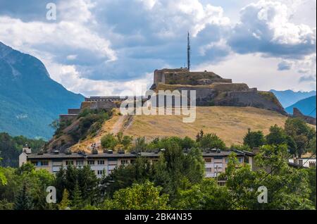 Exilles, Italia - 21 agosto 2019: Il Forte Exilles è un complesso fortificato nella Valle di Susa, Città Metropolitana di Torino, Piemonte, Italia settentrionale Foto Stock