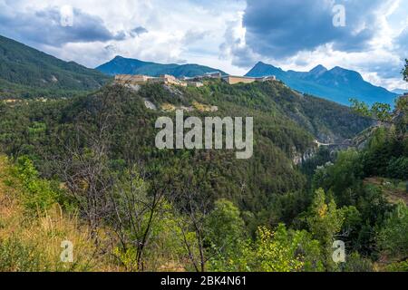 Exilles, Italia - 21 agosto 2019: Il Forte Exilles è un complesso fortificato nella Valle di Susa, Città Metropolitana di Torino, Piemonte, Italia settentrionale Foto Stock