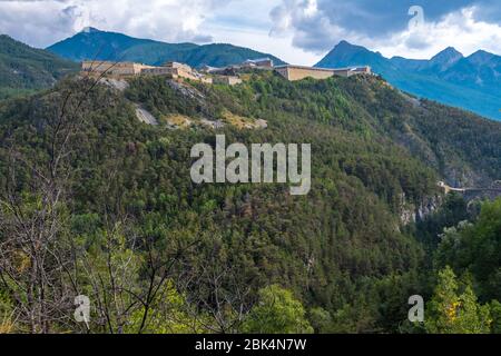 Exilles, Italia - 21 agosto 2019: Il Forte Exilles è un complesso fortificato nella Valle di Susa, Città Metropolitana di Torino, Piemonte, Italia settentrionale Foto Stock