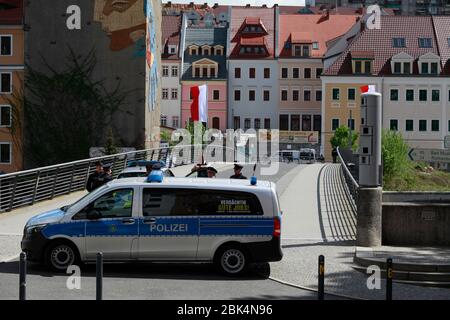 Weggen der anberaumten veranstaltungen wurde die Altstadtbrücke von Görlitz nach Zgorzelec durch die Polizei gesperrt.Görlitz 01.05.2020 Foto Stock
