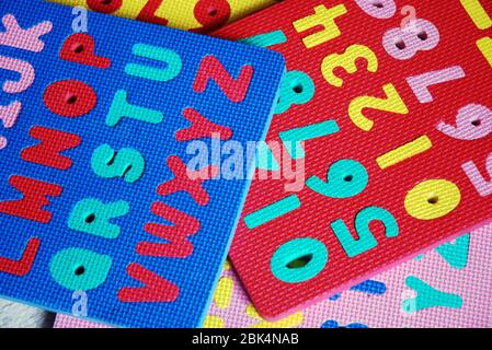 colorato puzzle di lettere e numeri Foto Stock