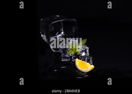 bicchiere con menta e limone Foto Stock