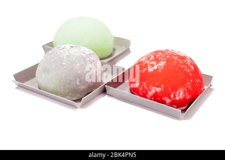 Un set di tre mochi colorati isolati su sfondo bianco. Dessert giapponese Foto Stock