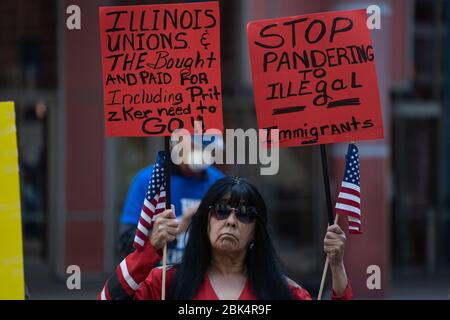 Chicago, Stati Uniti. 1 maggio 2020. I dimostranti protestano per l'estensione dell'ordine di soggiorno al di fuori del Thompson Center di Chicago il 1° maggio 2020. L'ordine di soggiorno a casa modificato dal governatore dell'Illinois J.B. Pritzker corre fino alla fine di maggio per rallentare la diffusione del COVID-19 e ora richiede che le persone indossino una copertura facciale quando entrano in attività o quando non è possibile distanziare sociali in luoghi pubblici. (Foto di Max Herman/Sipa USA) Credit: Sipa USA/Alamy Live News Foto Stock