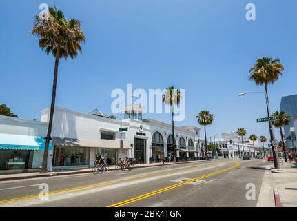 Vista di negozi e palme su Santa Monica Boulevard, Beverley Hills, Los Angeles, California, Stati Uniti d'America, Nord America Foto Stock