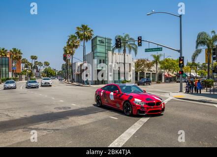 Vista di negozi e palme su Santa Monica Boulevard, Beverley Hills, Los Angeles, California, Stati Uniti d'America, Nord America Foto Stock