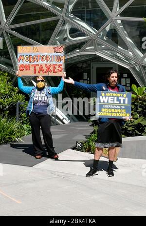 Seattle, WA, Stati Uniti. 1° maggio 2020. Tassare la carovana di automobili amazon alle sfere a Seattle Washington, il 01 maggio 2020. Credit: Damairs carter/Media Punch/Alamy Live News Foto Stock