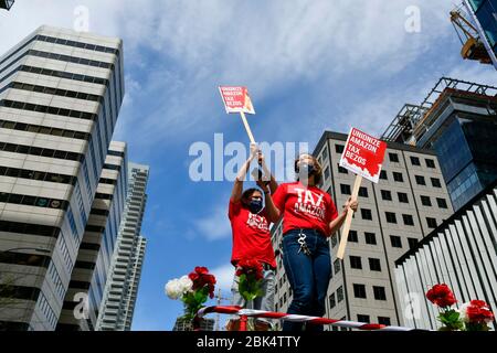 Seattle, WA, Stati Uniti. 1° maggio 2020. Tassare la carovana di automobili amazon alle sfere a Seattle Washington, il 01 maggio 2020. Credit: Damairs carter/Media Punch/Alamy Live News Foto Stock