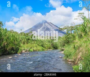 Il Vulcano Arenal, La Fortuna, provincia di Alajuela, Costa Rica Foto Stock