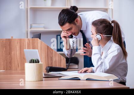 Il call center gli operatori che lavorano in ufficio Foto Stock