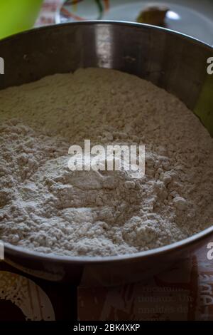 Roma, una ciotola piena di farina, l'ingrediente principale per una buona pizza. Foto Stock