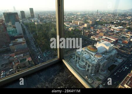 Città del Messico, CDMX, Messico - 2019: Il Palacio de Bellas Artes (Palazzo delle Belle Arti) e il parco centrale Alameda come visto dalla Torre Latinoamericana. Foto Stock