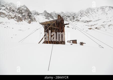 Le rovine di una torre della funivia alla miniera di Boston a Mayflower Gulch, Tenmile Range, Colorado. Foto Stock