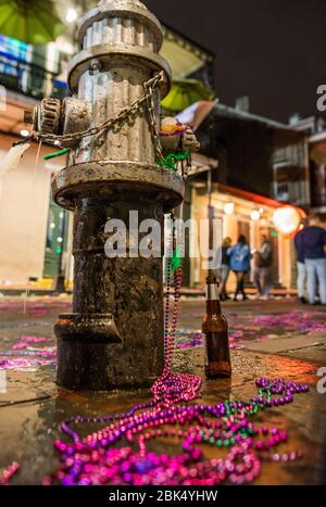 Dopo di perline e rivelazioni. Mardis Gras, quartiere francese, New Orleans, Louisiana Foto Stock