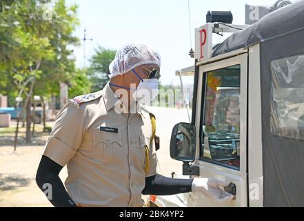 Beawar, India. 1 maggio 2020. Un poliziotto indiano indossa una maschera N95 e guanti nella zona del consiglio di amministrazione, dove tre COVID-19 paziente positivo è stato trovato durante il governo imposto blocco a livello nazionale in seguito alla pandemia di coronavirus, a Beawar. (Foto di Sumit Saraswat/Pacific Press) Credit: Pacific Press Agency/Alamy Live News Foto Stock