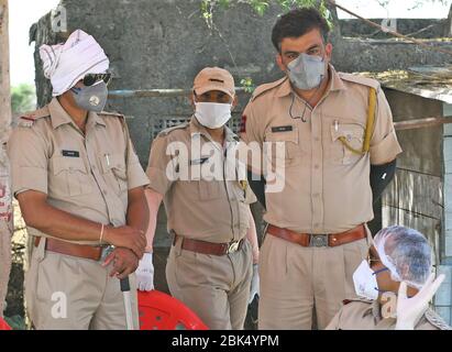 Beawar, India. 1 maggio 2020. I poliziotti indossano una maschera protettiva per il viso e guanti nell'area del tabellone dell'alloggio, dove sono stati trovati tre pazienti positivi COVID-19 durante l'intervento governativo imposto a livello nazionale in seguito alla pandemia di coronavirus, a Beawar. (Foto di Sumit Saraswat/Pacific Press) Credit: Pacific Press Agency/Alamy Live News Foto Stock